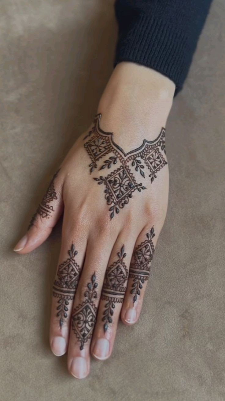 stylish mehndi design back hand circle stylish mehndi design back hand circle